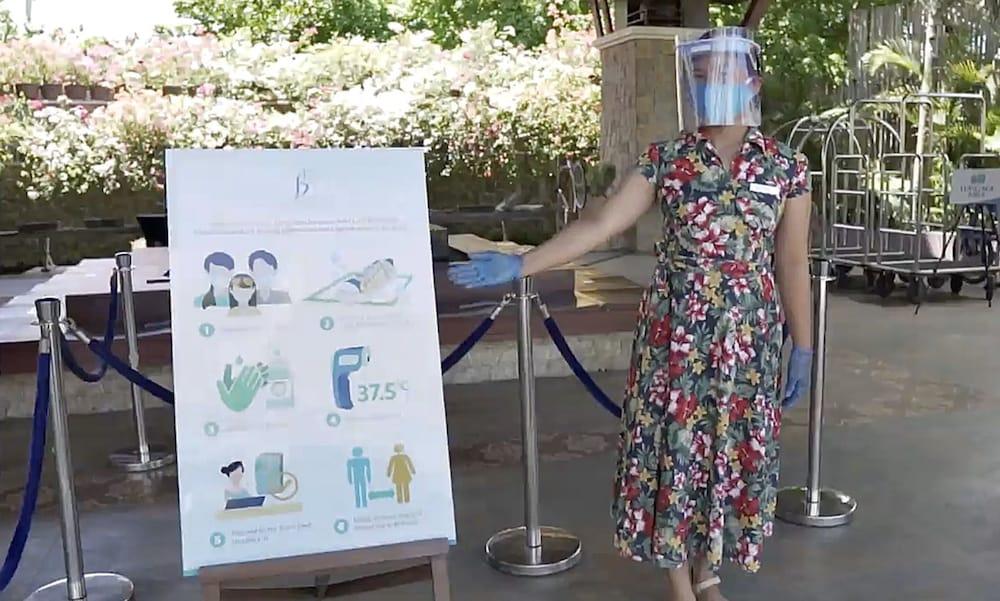 The Bellevue Resort Panglao Exterior foto A woman wearing a face shield at the entrance of a hotel in Paris, France