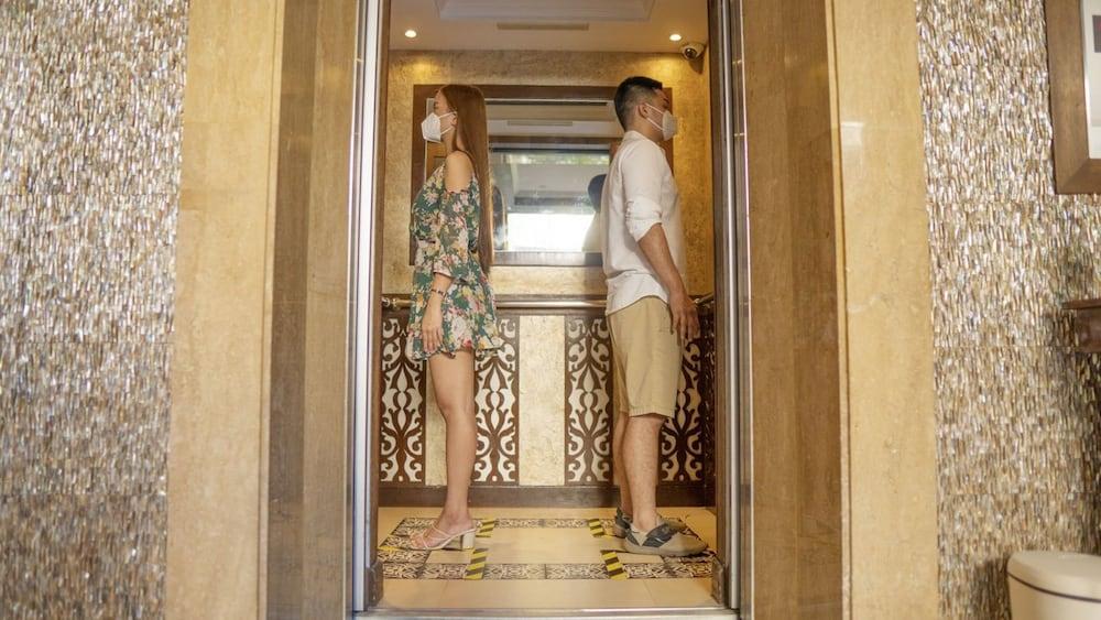 The Bellevue Resort Panglao Exterior foto Social distancing in an elevator