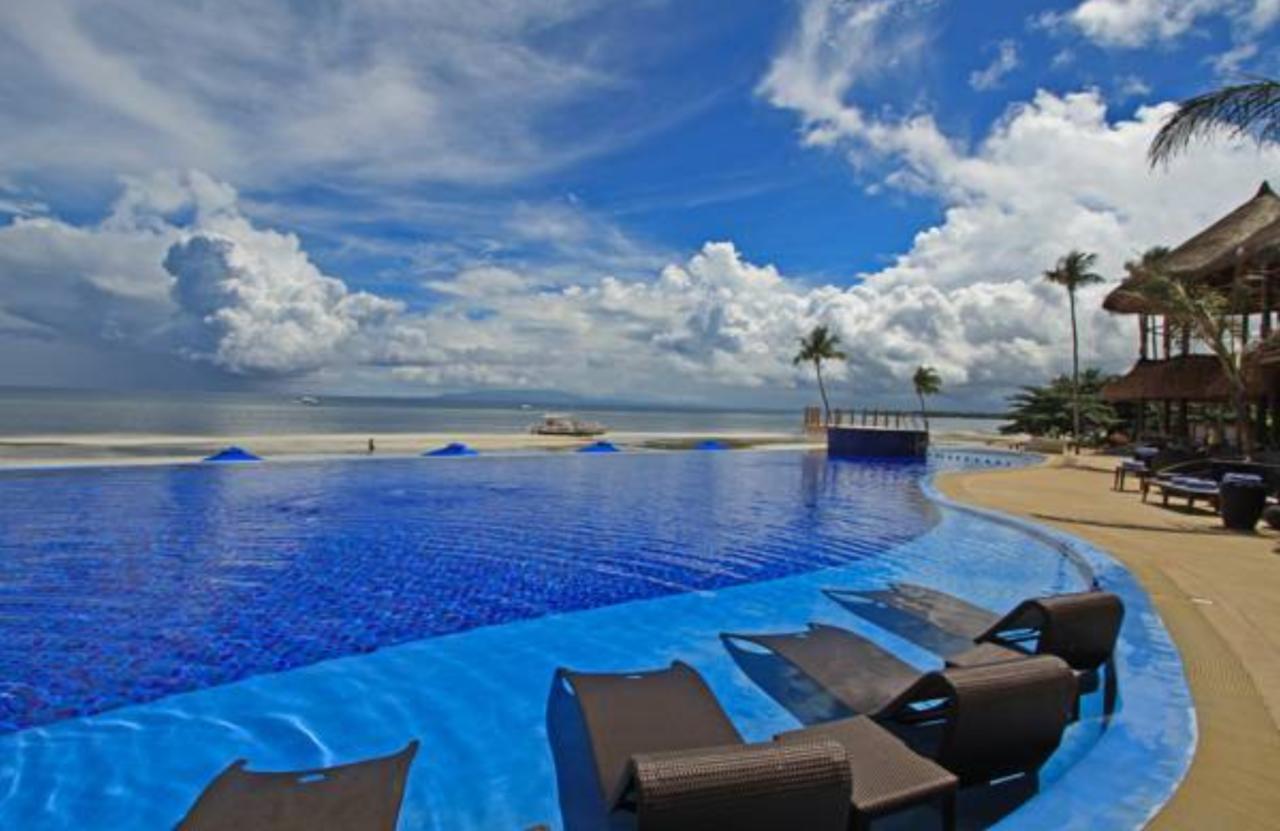 The Bellevue Resort Panglao Exterior foto Infinity pool at the Shangri-La's Tanjung Rhu Resort, Langkawi, Malaysia
