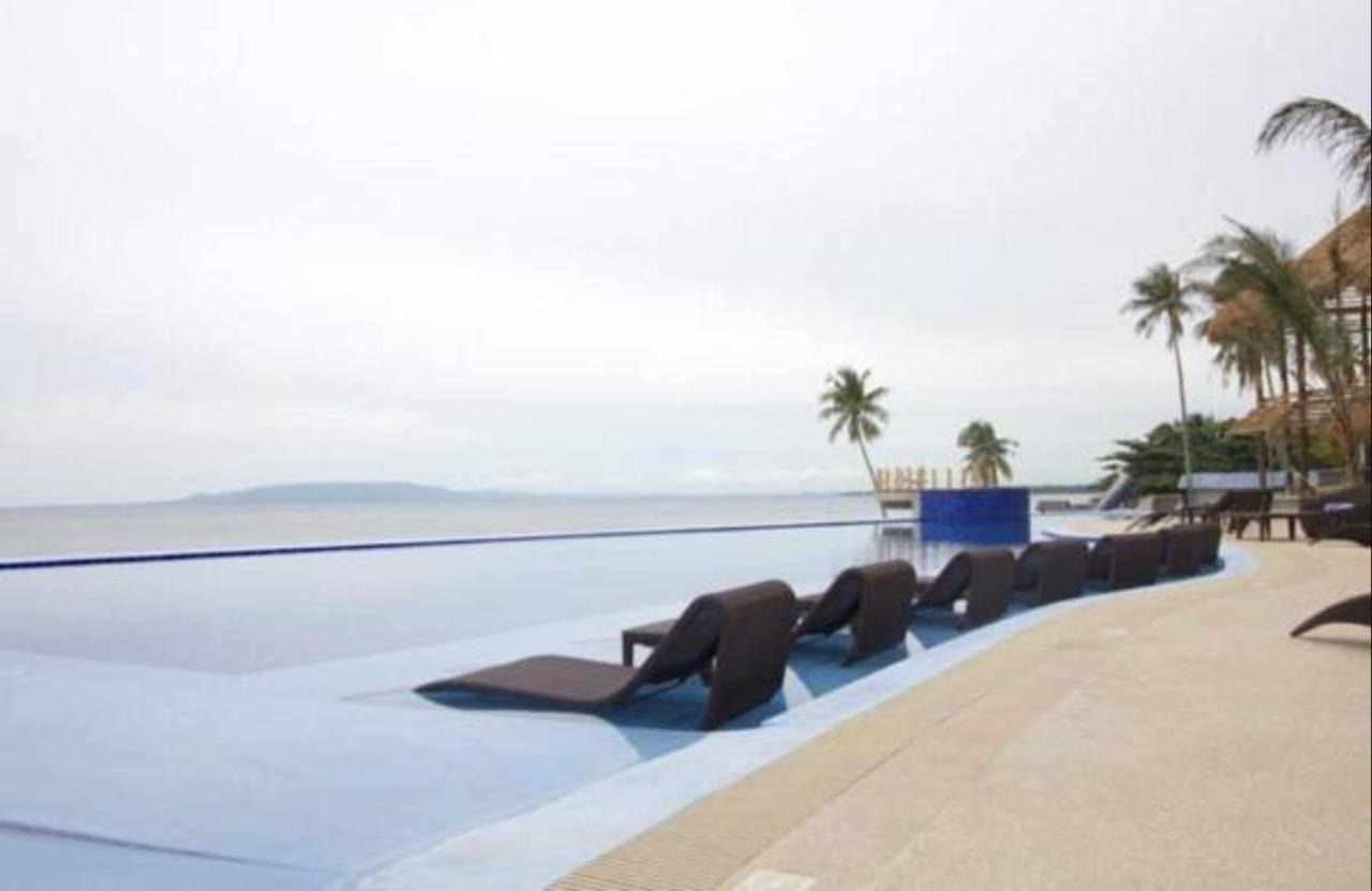 The Bellevue Resort Panglao Exterior foto Infinity pool at the Shangri-La Tanjung Rhu, Malaysia